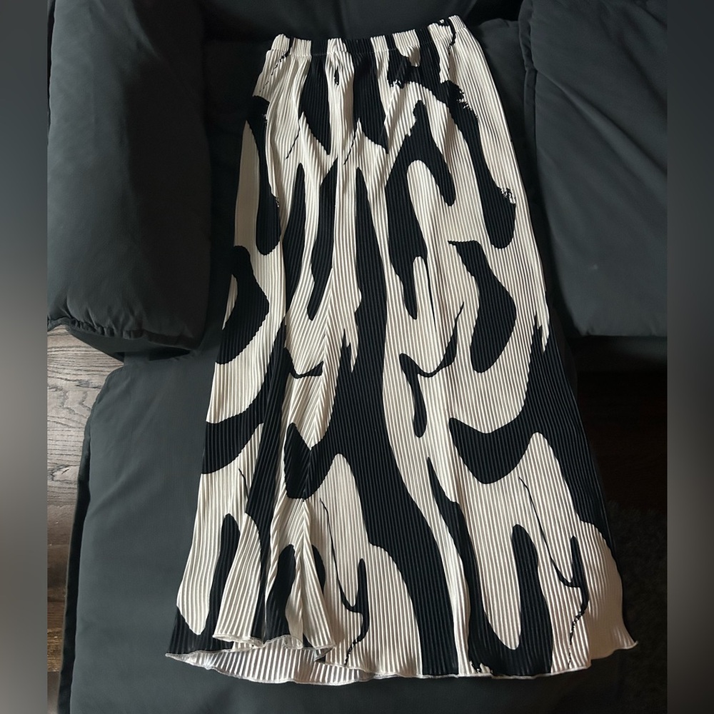 Black and White Pleated Patterned Skirt